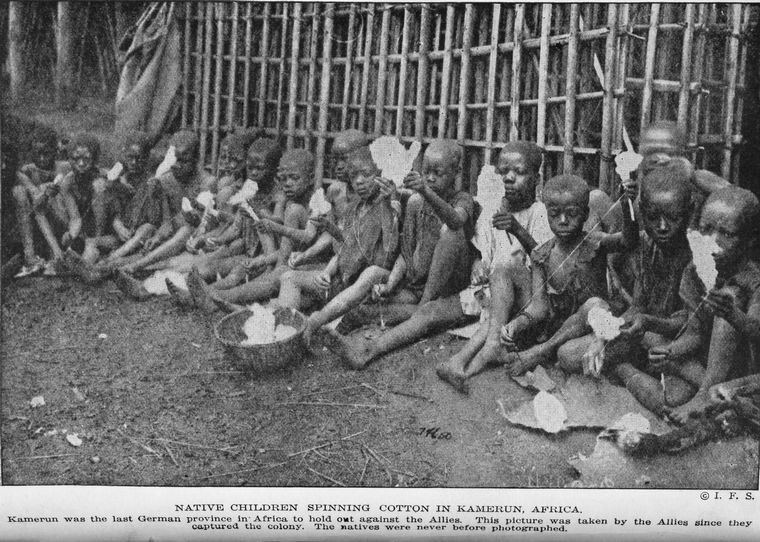 File:Kamerun children weaving cloth 2.jpg