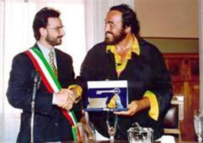 File:Luciano Pavarotti.JPG