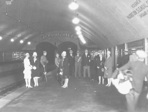 File:People waiting at Nationaltheatret Station 1928.jpg