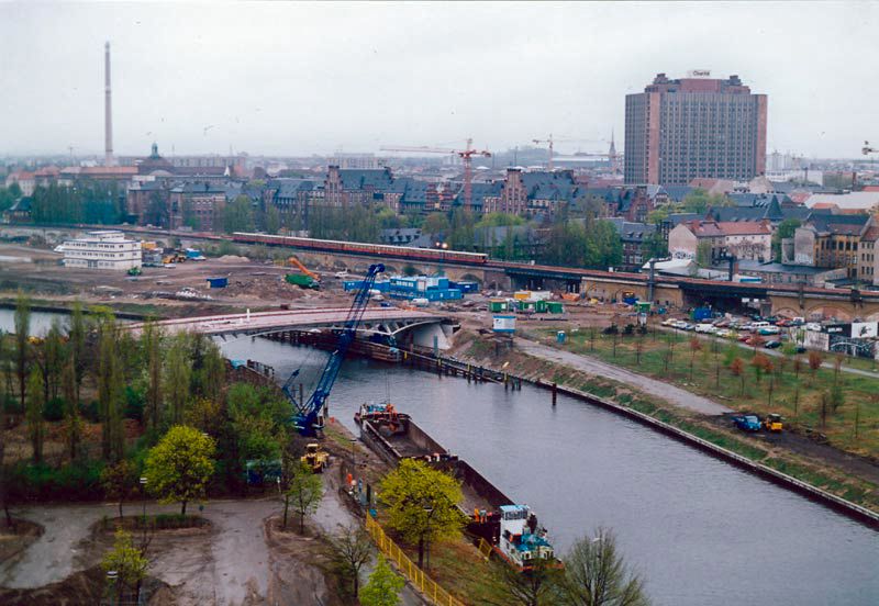 File:Calatrava-puente-berlin.jpg