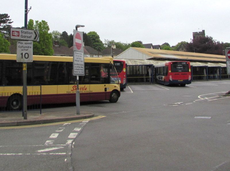 File:Entrance to Caerphilly bus station (geograph 5776006).jpg