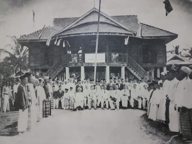 File:Haji Sulong and Pridi Banomyong 1945.jpg