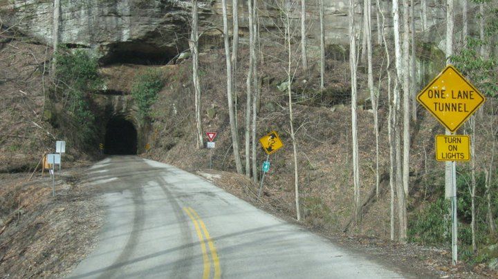 File:One lane tunnel.jpg