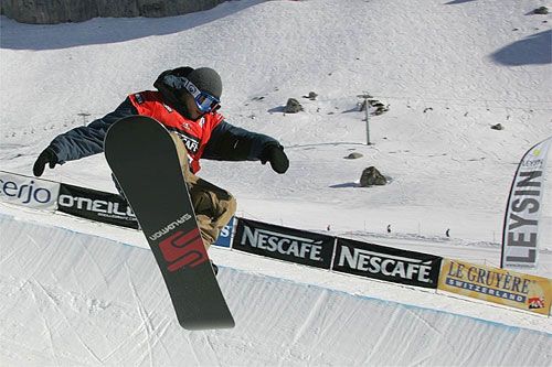 File:Snowboarder in halfpipe.jpg