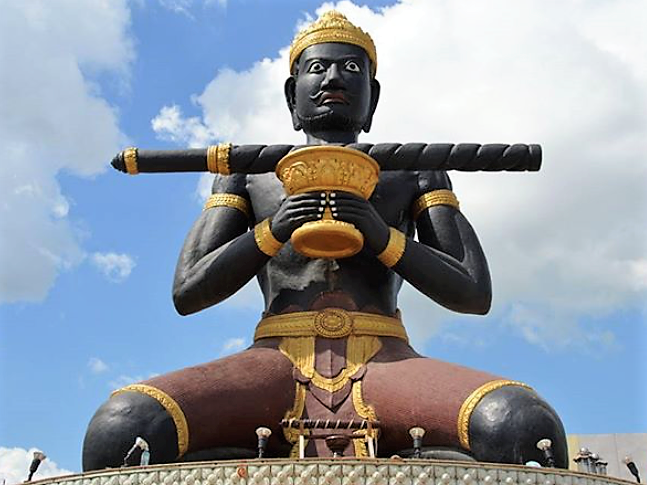 File:Ta Dambang Statue.png