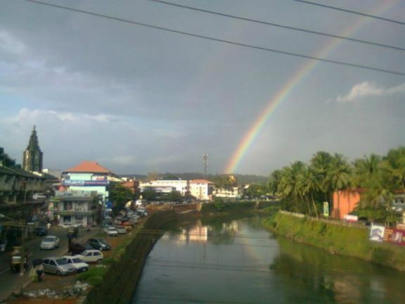 File:Town On banks of meenachil river.jpg