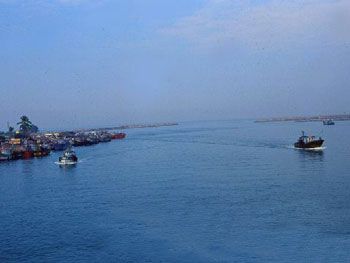 File:Ashtamudi lake joins the ocean, Kerala.jpg