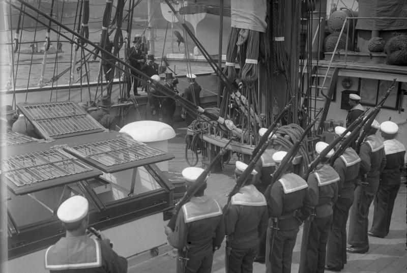 File:Bundesarchiv Bild 102-12316, Bremerhafen, Argentinisches Schulschiff, Kadetten.jpg