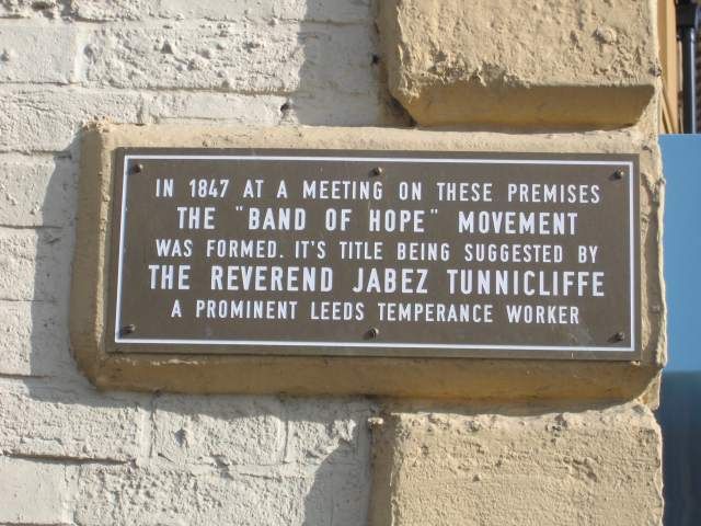 File:Leeds-LeedsBridge-BandOfHopeJabezTunnicliffePlaque.jpg