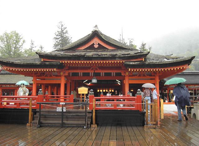 File:Outside of Itsukushima main shrine.jpg