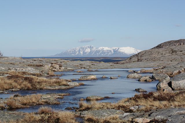 File:Pond at Vikerheia.jpg