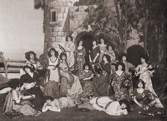 File:Rapturous Maidens, 1919 Patience, Gilbert Sullivan.jpg