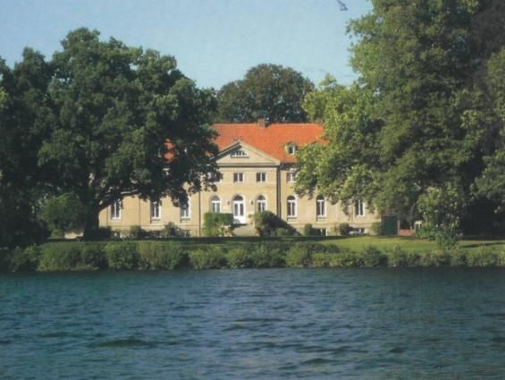 File:Bernstorff residence in Stintenburg.jpg