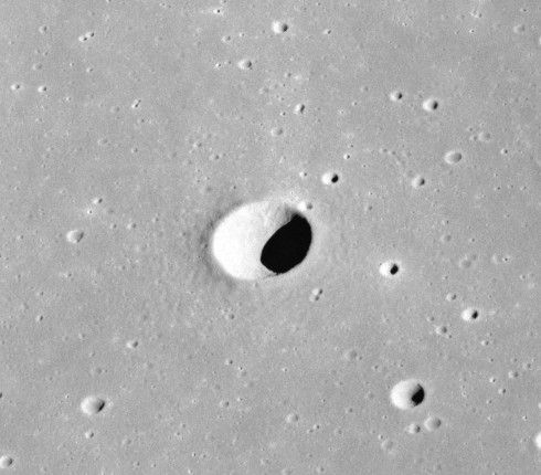 File:Borel crater AS17-M-0941.jpg