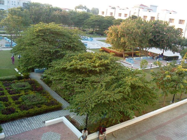 File:Gardens Fakhri Mazar.JPG