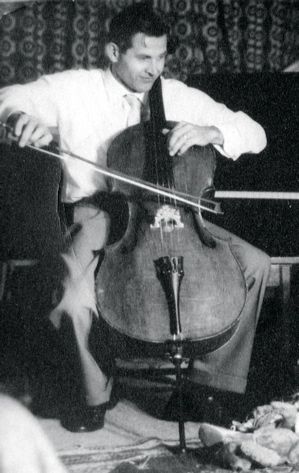 File:Gunther Johannes Paetsch playing the cello.jpg