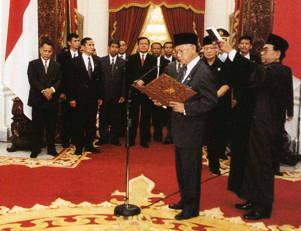 File:Habibie presidential oath.jpg