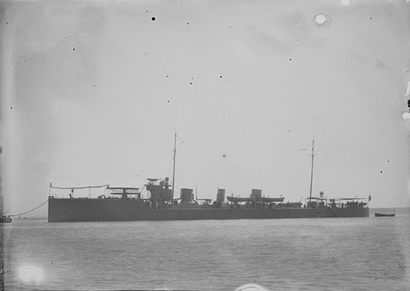 File:Le destroyer portugais Douro (bâbord).jpg