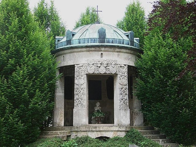 File:Poschinger-Mausoleum Frauenau.JPG