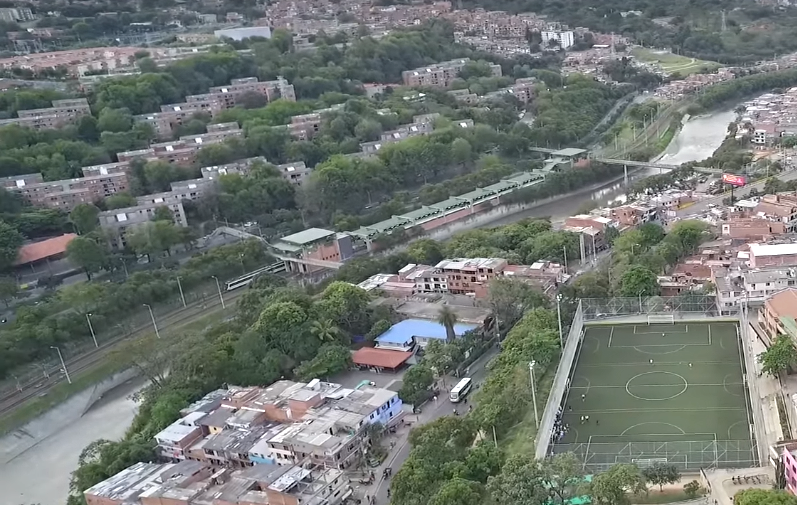 File:Estación Tricentenario (Metro de Medellín).png