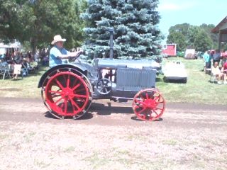 File:Granite Threshing Bea Parade 1.jpg