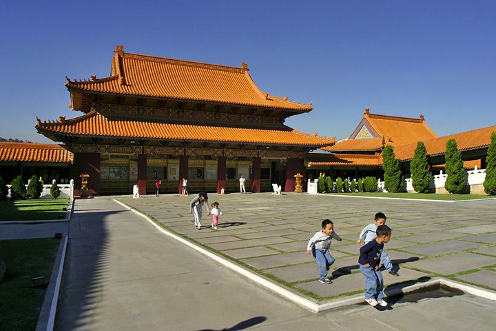 File:Lightmatter Hsi Lai Temple 2.jpg