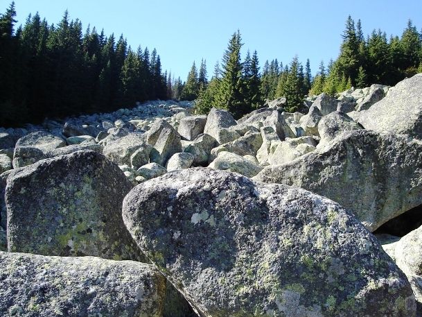 File:Stone-River-Autumn.jpg