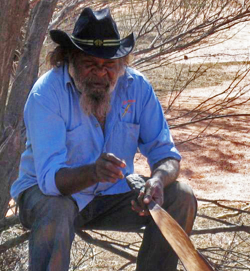 File:Anangu ranger at Uluru.png