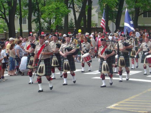 File:Bagpipeband.jpg