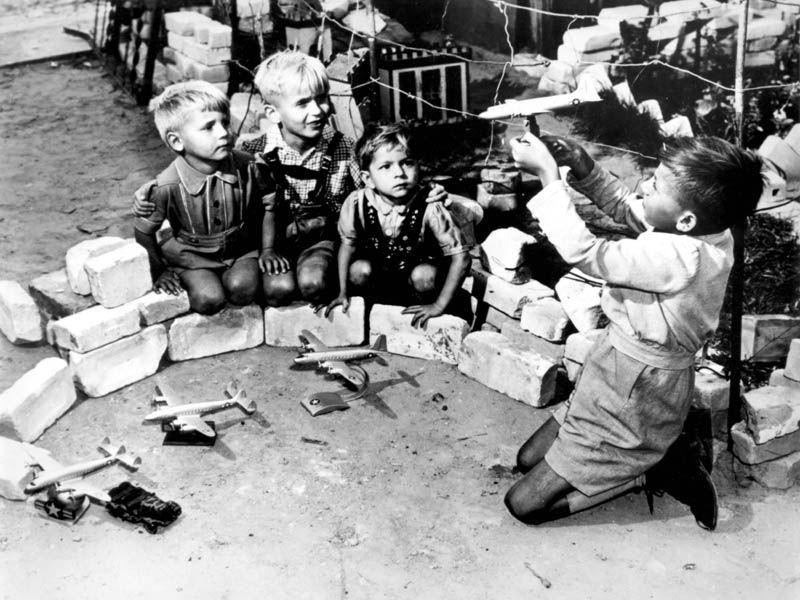 File:Berlin Children Playing Luftbrucke Game.jpg