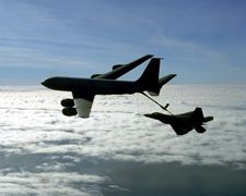 File:KC-135 refueling a F-22 Raptor.jpg