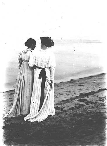 File:Marie krøyer anna ancher sommer album kroyer02.jpg