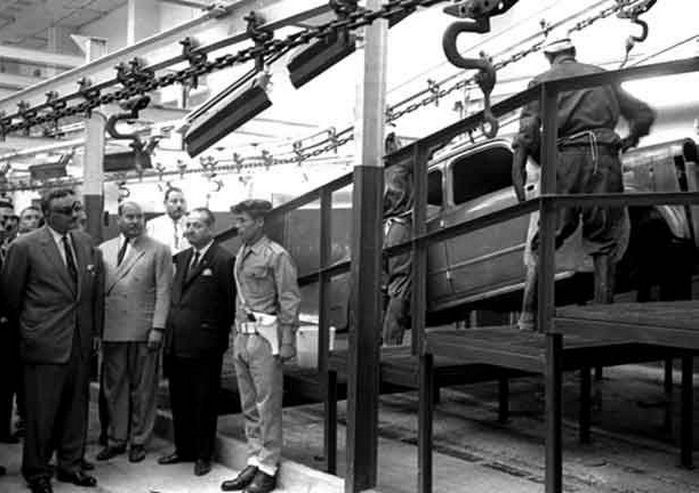 File:Nasser at Helwan car factory.jpg