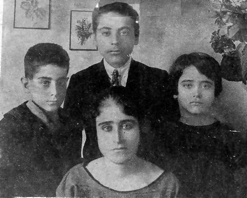 File:Aleya Al Menzer and her Children.jpg