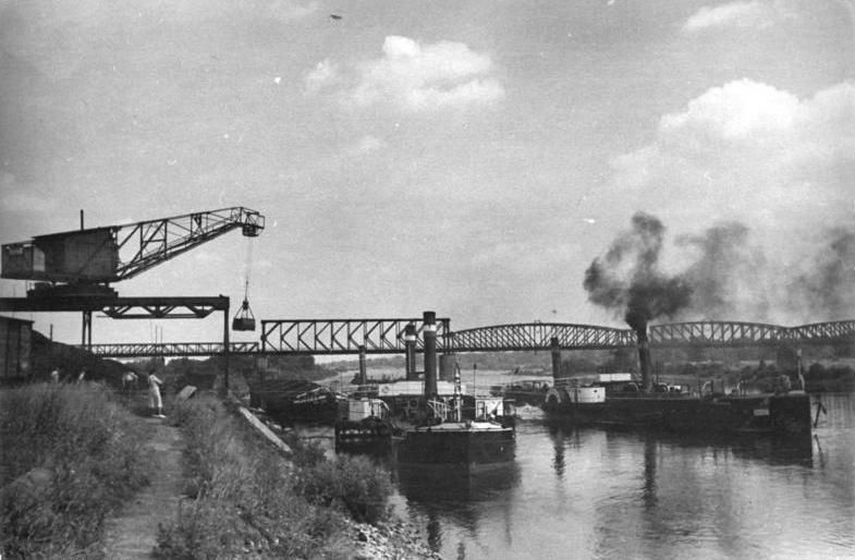 File:Bundesarchiv Bild 183-11938-0003, Magdeburg, Hafen, Kohleverladeanlage.jpg