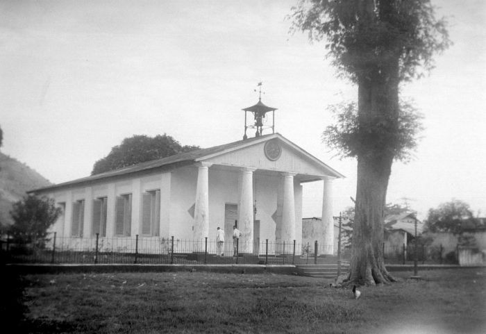 File:COLLECTIE TROPENMUSEUM Protestantse kerk Bandanaira TMnr 10016603.jpg