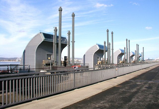 File:Sluices Control Gear - Cardiff Bay Barrage.jpg