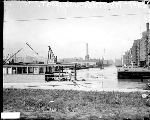 File:Streeter houseboat Chicago 1922.jpg