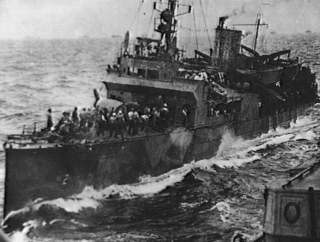 File:USS Colhoun (APD-2) off Guadalcanal 1942.jpg