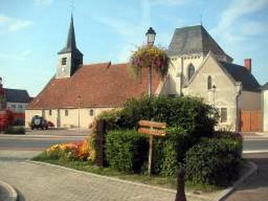 File:Varennes-Changy - Place de l'église.jpg