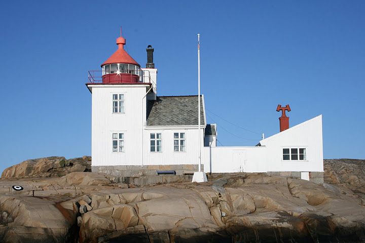 File:Ytre Hvaler, Holmlungen lighthouse.jpg