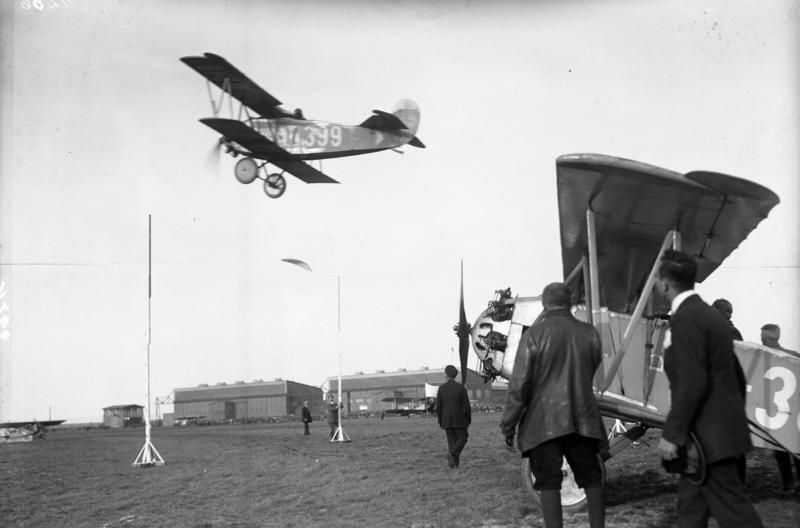 File:Bundesarchiv Bild 102-01266, Staaken, Schaufliegen.jpg