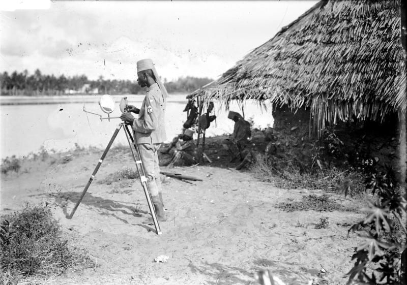 File:Bundesarchiv Bild 105-DOA0772, Deutsch-Ostafrika, Signalübung.jpg