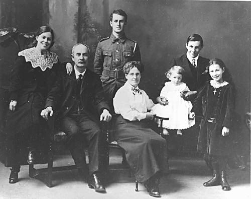 File:Dugald Louis Poppelwell and Family.JPG