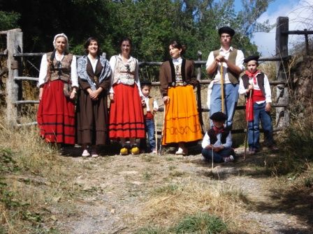 File:Fiesta de los campanos, trajes típicos campurrianos.jpg