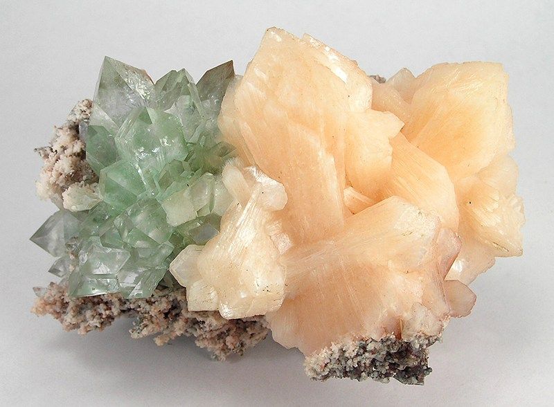 File:Fluorapophyllite-Stilbite-Ca-indi-71a.jpg