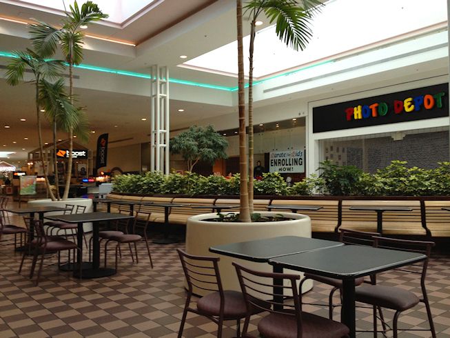 File:MOM Foodcourt 1.jpg