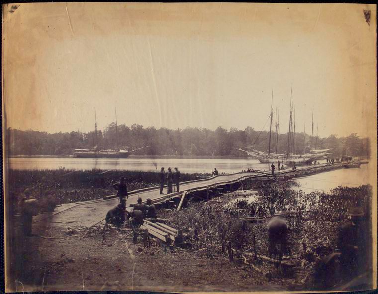 File:Pontoon bridge across the James River.jpg