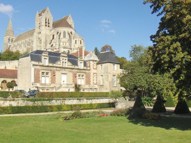 File:Saint-Leu-d'Esserent - Mairie et abbatiale.jpg