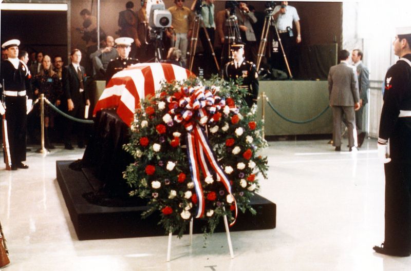 File:TrumanFuneralWreath.jpg